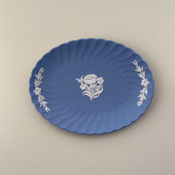 Wedgwood Blue Jasperware Fluted Oval Plate with White Floral Motif - Picture 1 of 5
